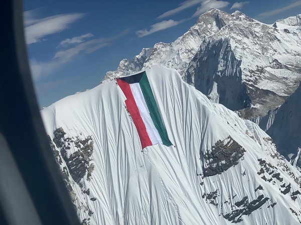 "kflag" تسجل إنجازاجديدا في جينيس برفع أكبر علم لدولة الكويت على جبال الهملايا
